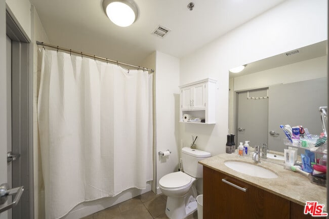 Photo - 645 W 9th St Unit 404