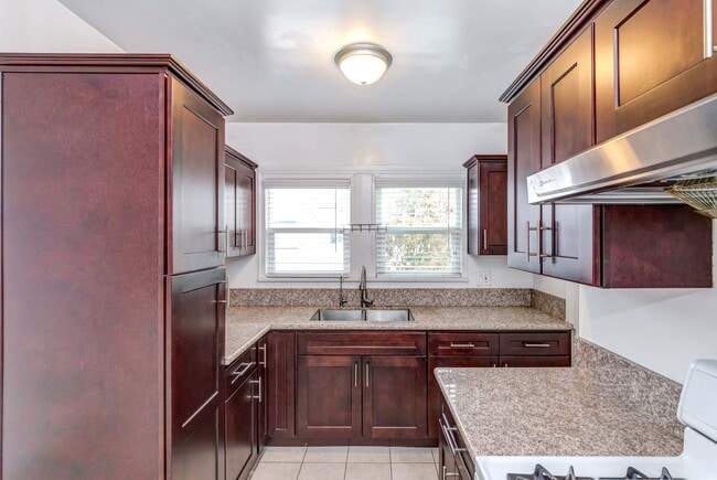 Building Photo - 1308 S Van Ness Ave Unit 1308 and half