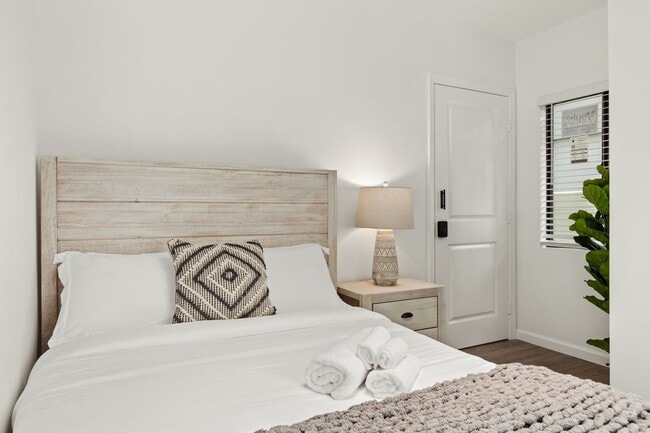 Photo - 1702 Malcolm Ave Unit Single Room 1 - 1