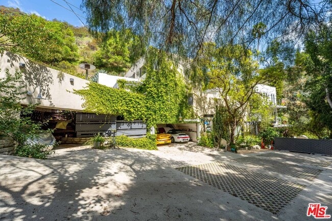 Photo - 1001 N Beverly Glen Blvd House