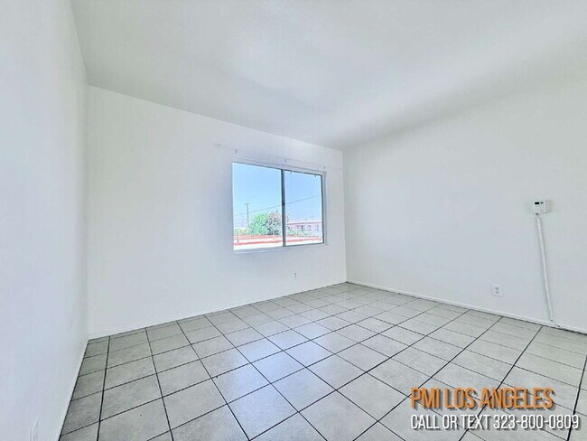 Photo - 943 W 68th St
