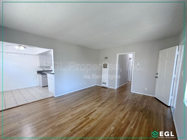 Building Photo - 11535 Sylvan St Unit 3