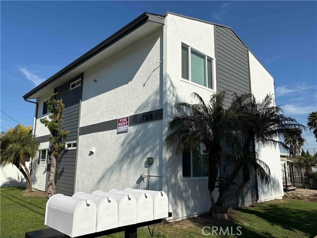 Building Photo - 758 W 20th St Unit D