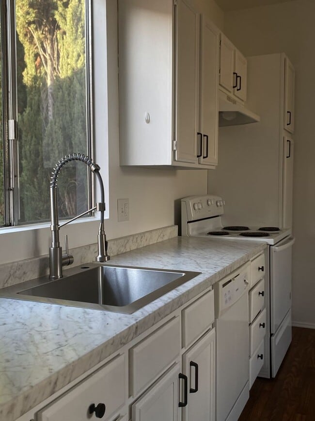 Building Photo - Doheny Unit 1114 1/2