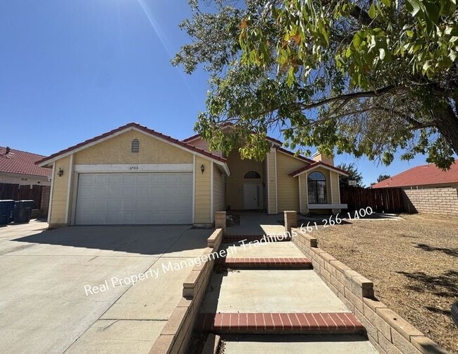 Charming 3 + 2 in East Palmdale home - Charming 3 + 2 in East Palmdale home