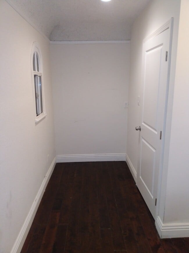 Building Photo - 5415 S Victoria Ave