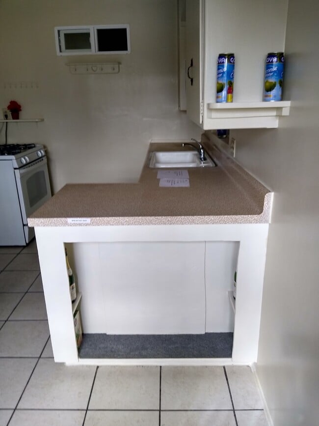 kitchen - cozy breakfast bar - sunny - 1843 E Palmyra Ave Unit 1843
