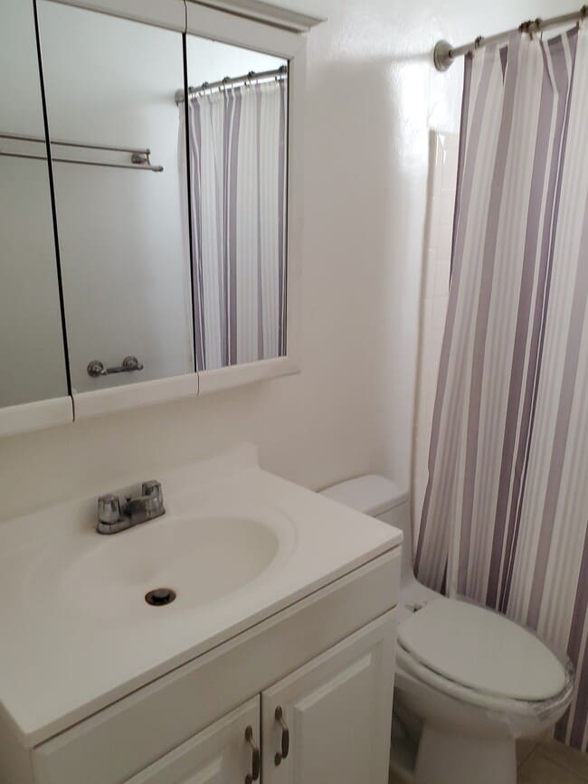 Photo - 2002 Vanderbilt Ln Unit A