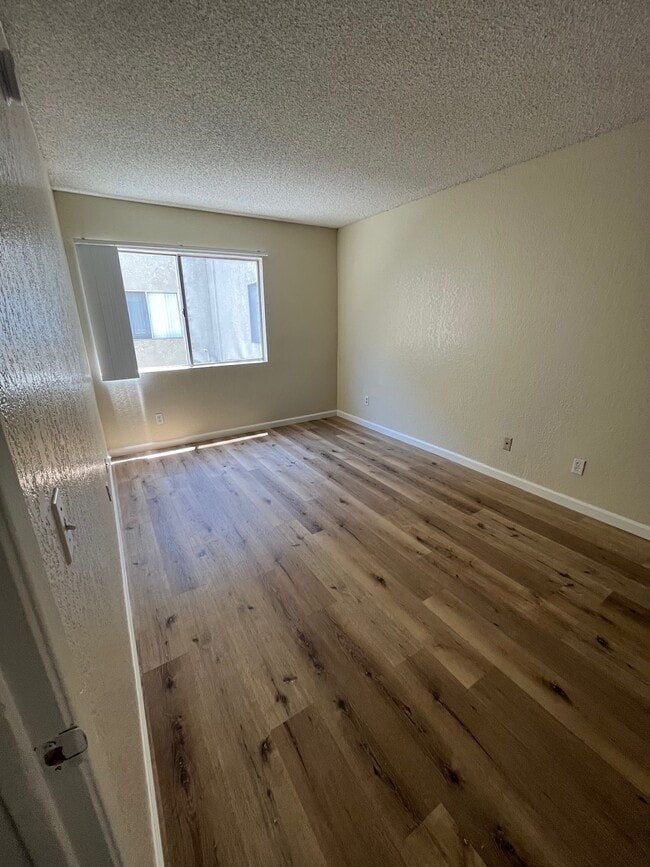 Photo - 6908-6914 Hazeltine Ave
