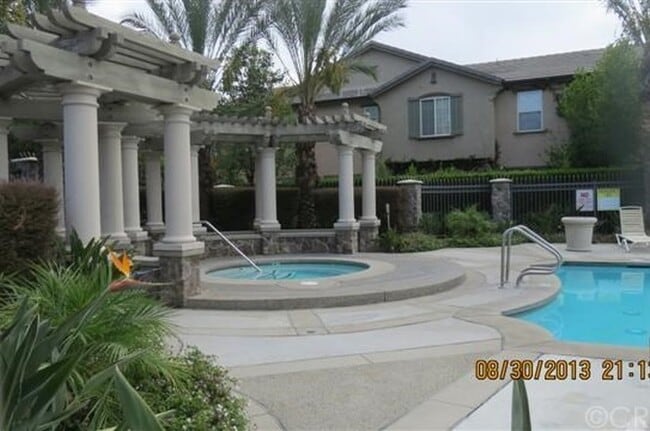 Building Photo - Beautiful 3 Bedroom Condo in Rancho!