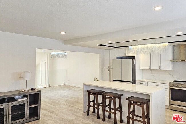 Building Photo - 18130 Oxnard St Unit 72 Rental