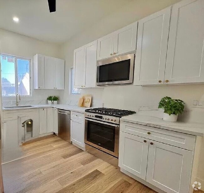 Building Photo - Beautiful Newly Remodeled HUGE 3 bedroom Rental