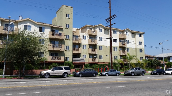 Building Photo - 11919 S Figueroa St Rental