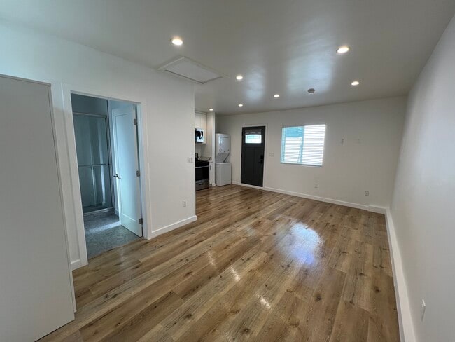 Photo - 5400 Veloz Ave