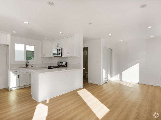 Building Photo - 2240 S Burnside Ave Unit 2242.5 Rental