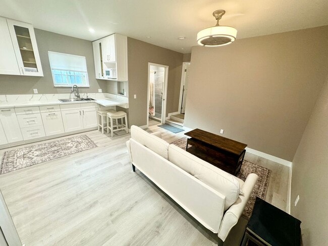 Building Photo - ***Updated 1 bed 1 bath ADU with washer/dryer***