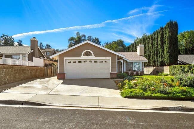 Building Photo - Wonderful Single Story Home with Great Yard in Santa Clarita!