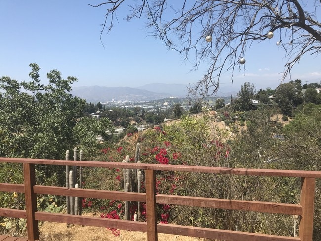 Building Photo - 2324 Lake Shore Ave