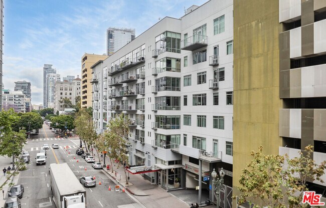 Photo - 645 W 9th St Unit 422