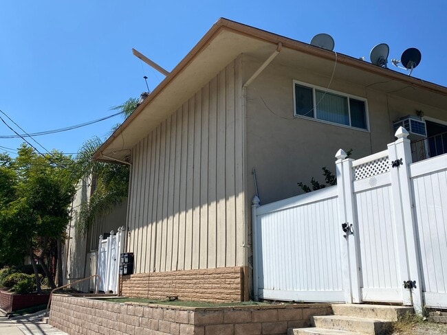 Building Photo - 1162 Cuyamaca St Unit 1162 N Cuyamaca #4