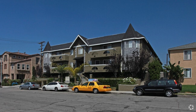 Photo - 215 E Elmwood Ave