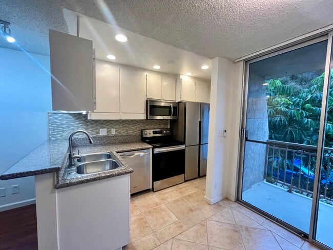 Photo - 659 S Cloverdale Ave