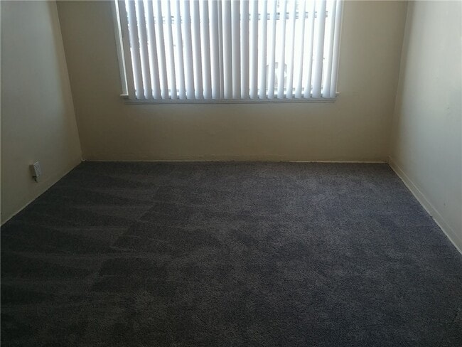 Building Photo - 6500 S Vermont Ave Unit 952