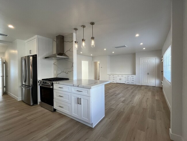 Photo - Valley Village 3+1 w/bonus room, all appli...