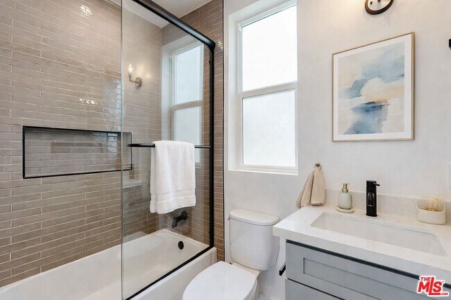 Photo - 525 Normandie Ave