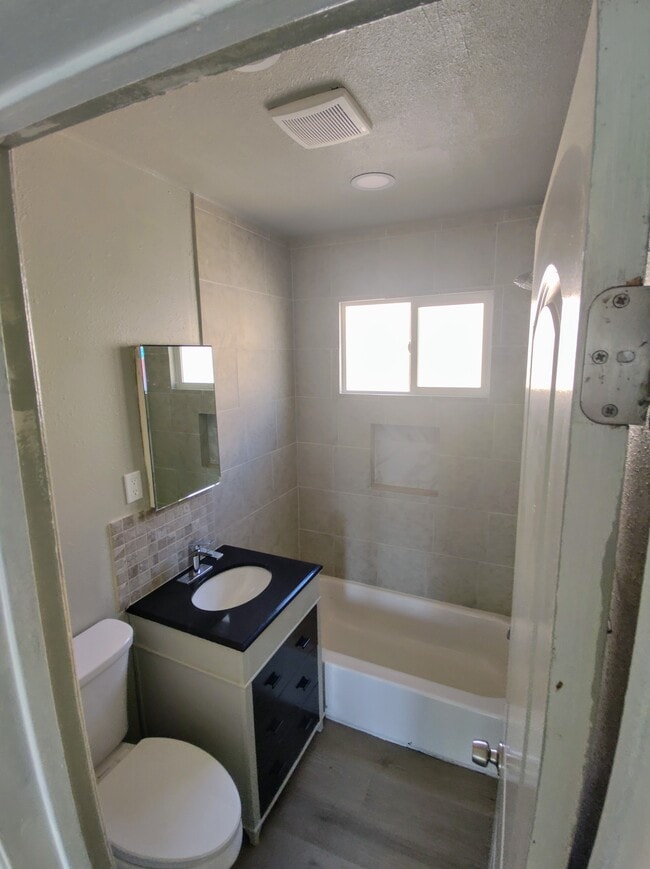 Photo - 720 W 47th St Unit Top floor apartment