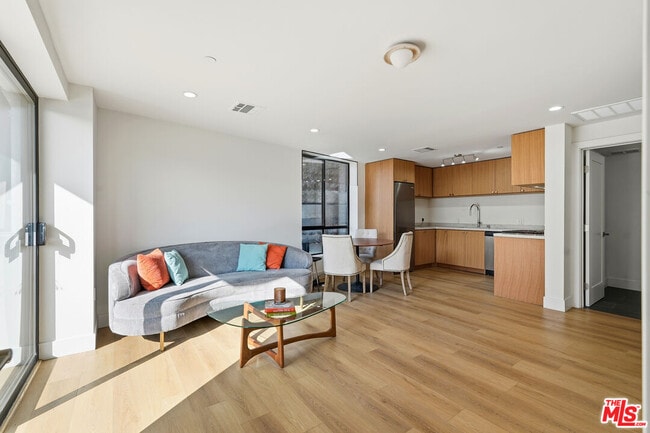 Building Photo - 1822 Overland Ave Unit 101