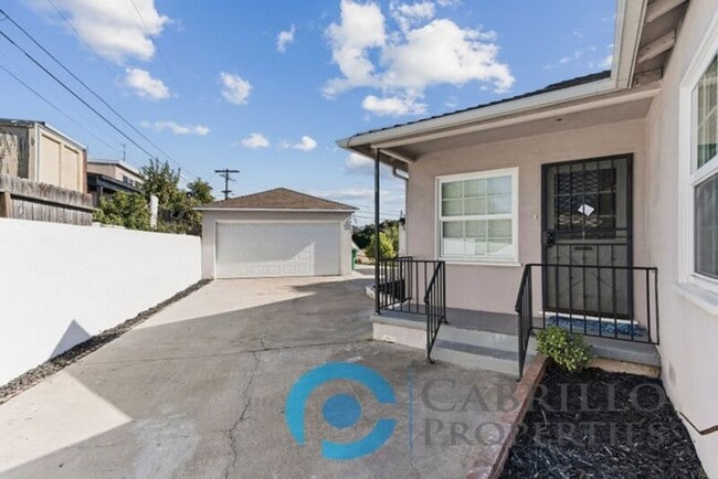 Photo - 2215 Marigold Pl
