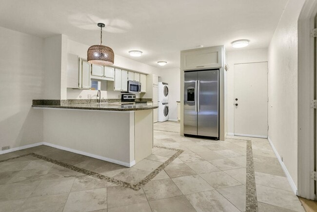 Building Photo - 2600 Torrey Pines Rd Unit 2600 B-18