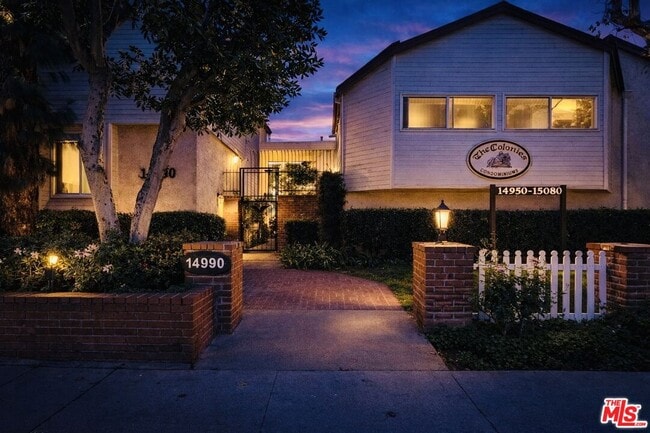 Photo - 14990 Victory Blvd Unit 103