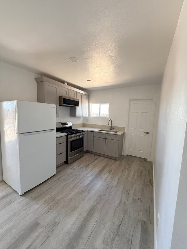 Kitchen - 613 Colonial Dr