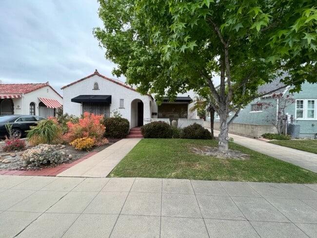 Building Photo - 2 Bedroom-1 Bathroom Single Story Home in ...