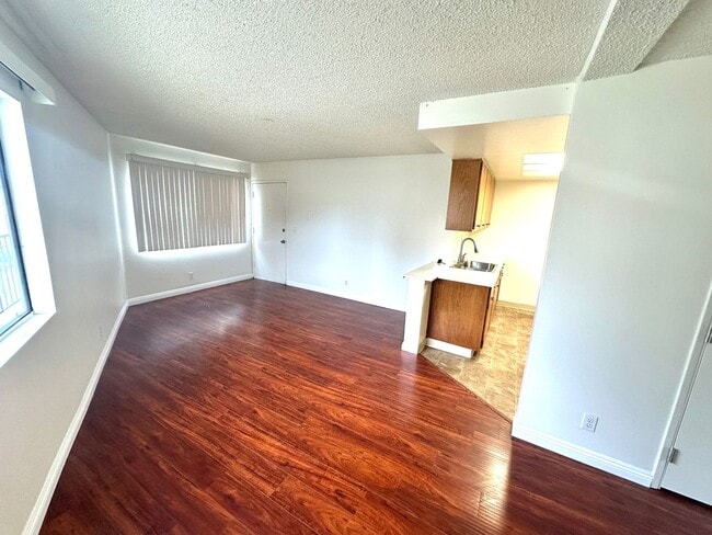 Photo - Spacious, bright and HUGE 2bd/1ba + 2 park... Unit 11051 #11