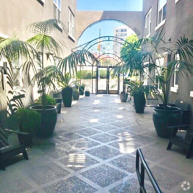 Courtyard - The Marquis at Hillcrest Rental