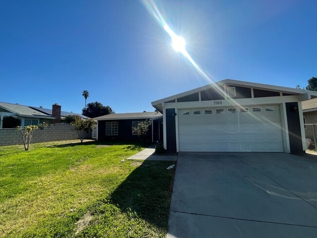 Newly painted Four Bedroom Two Bathroom Ho... - Newly painted Four Bedroom Two Bathroom Ho... House