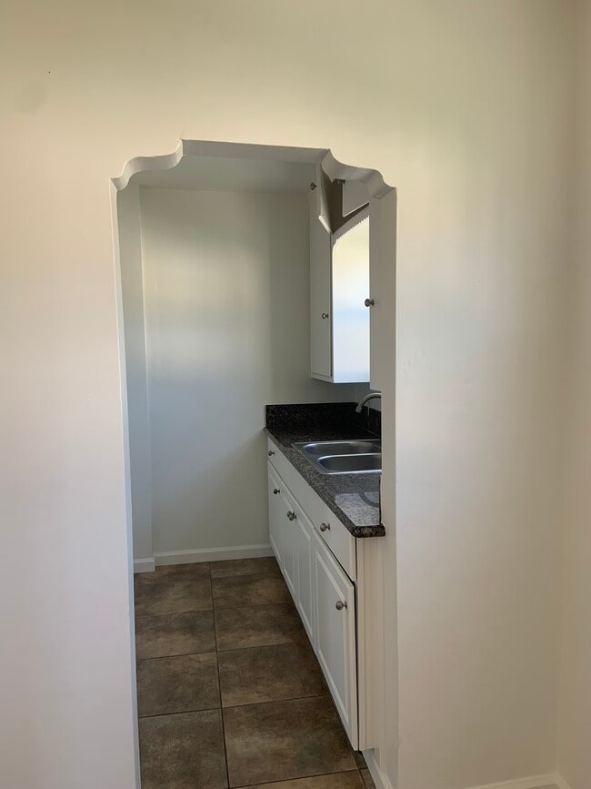 kitchen - 105 N Cedar Ave