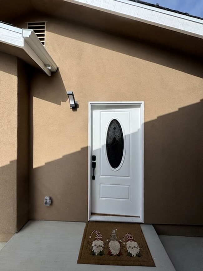 Building Photo - Beautiful Recently Remodeled 2-Bedroom ADU