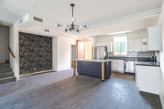 Photo - 14754 Gilmore St Unit #4