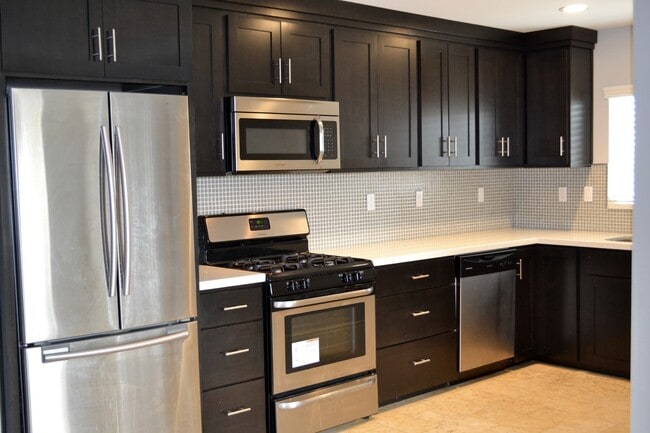 Gorgeous 2/2 with Assigned Parking! In Uni... - Gorgeous 2/2 with Assigned Parking! In Uni... Apartment Unit 4