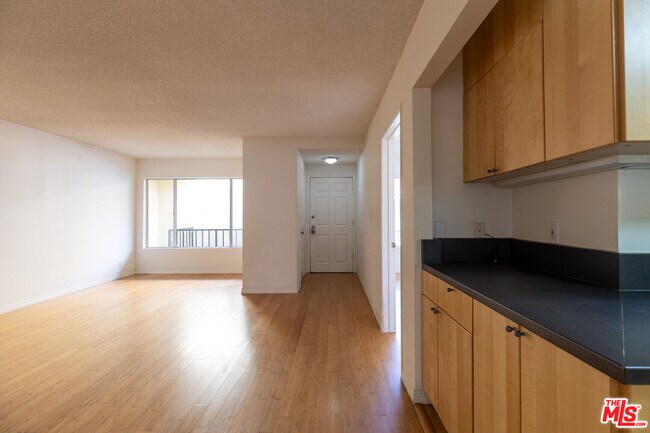 Photo - 1033 6th St Unit 304