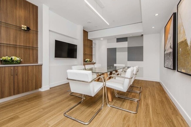 Building Photo - 455 S Kenmore Ave Unit 308 Rental
