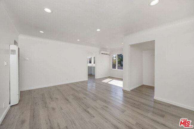 Photo - 2103 Barclay St
