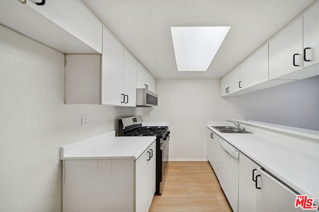 Photo - 870 Crenshaw Blvd Unit 204