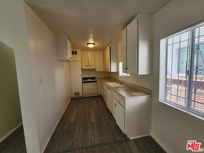 Photo - 534 W 47th St