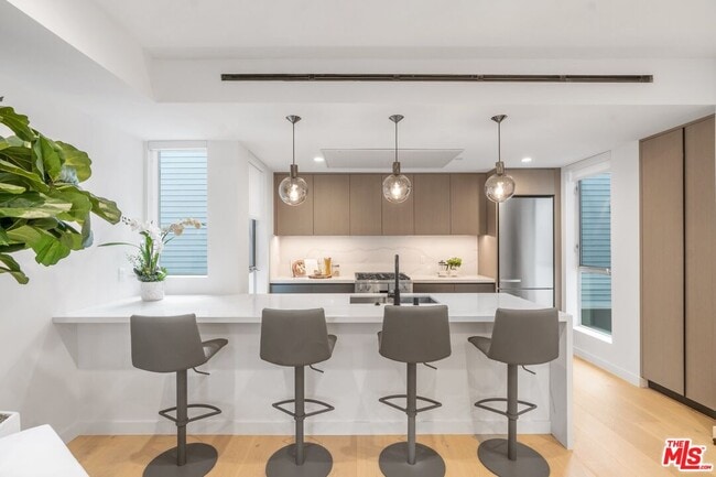 Building Photo - 853 1/2 N Detroit St