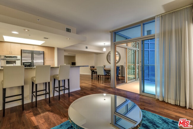Building Photo - 13700 Marina Pointe Dr Unit PH1905